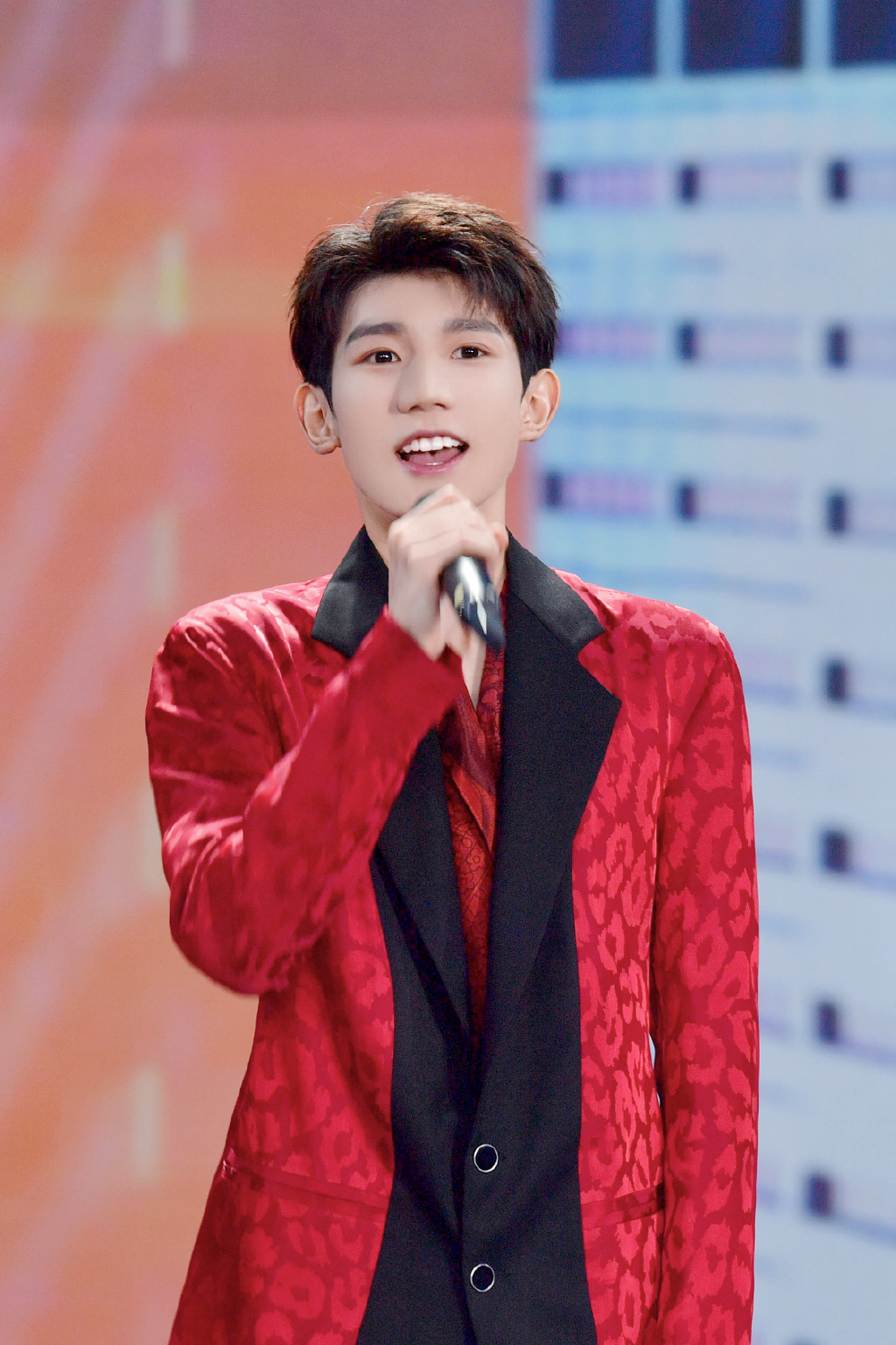 高清中国内地男歌手演员王源2019微博之夜帅气图片图片