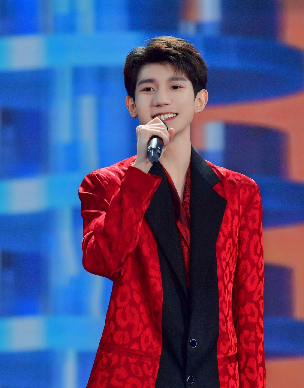 高清中国内地男歌手演员王源2019微博之夜帅气图片图片
