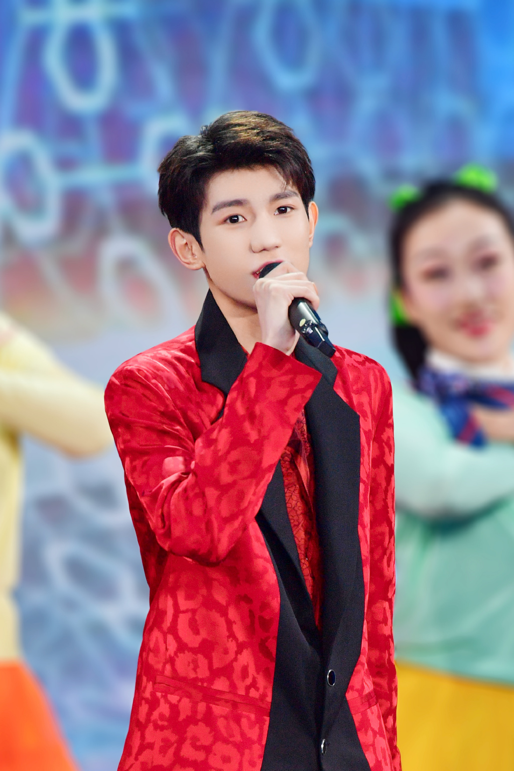 高清中国内地男歌手演员王源2019微博之夜帅气图片图片