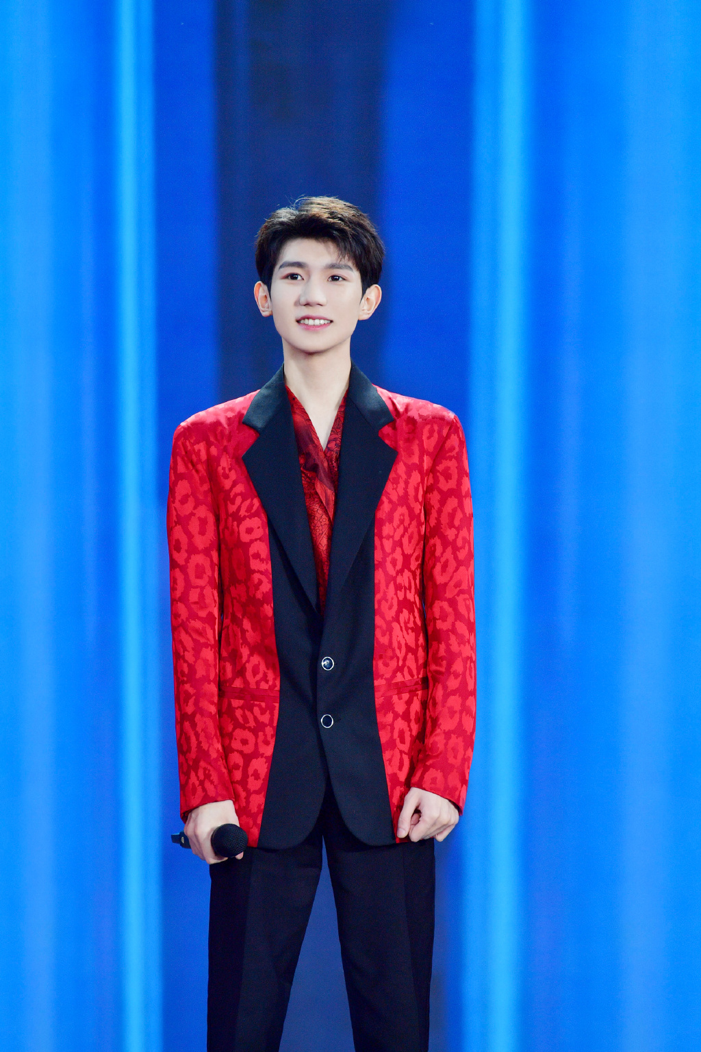 高清中国内地男歌手演员王源2019微博之夜帅气图片图片