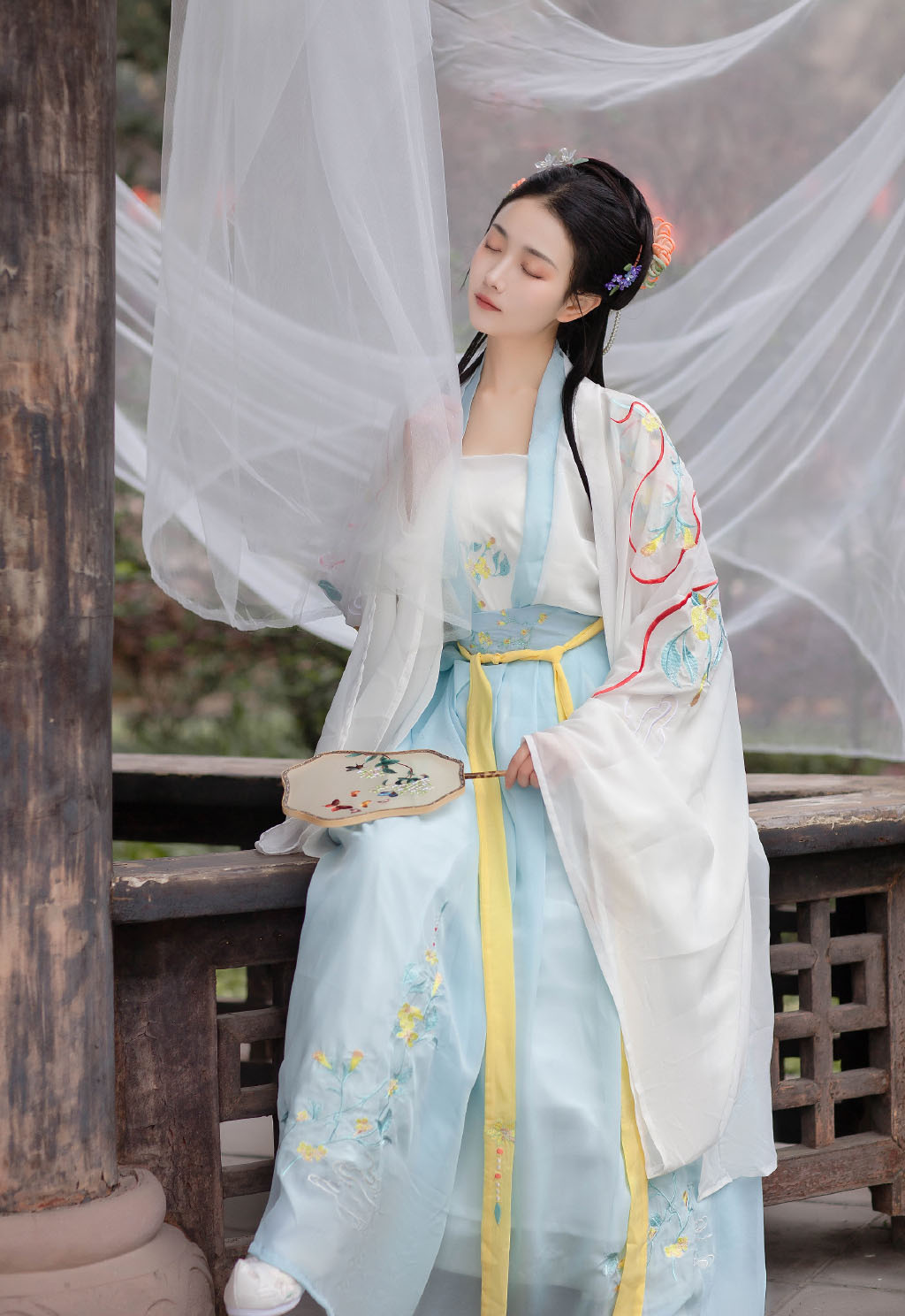 古风汉服美女唯美户外美女摄影写真图片