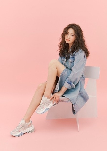 高清韩国大邱广域市女明显宋慧乔图片：亮相Burberry2017秋冬大秀现场图片图片