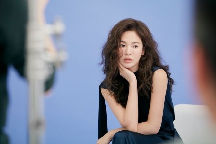 高清韩国大邱广域市女明显宋慧乔图片：亮相Burberry2017秋冬大秀现场图片图片
