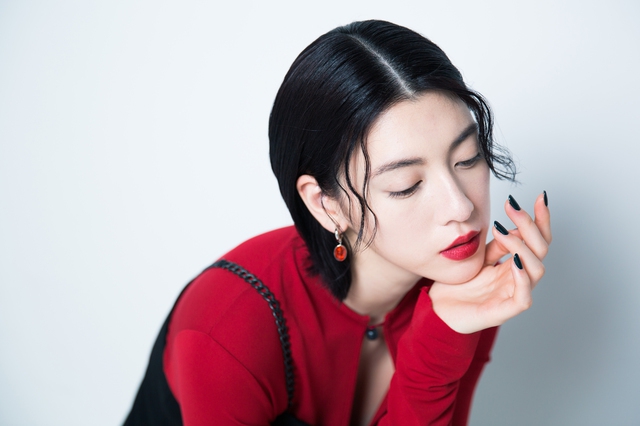 三吉彩花图片