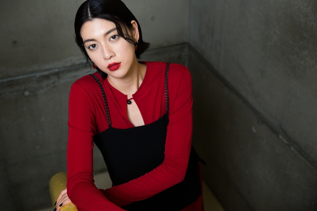 三吉彩花图片