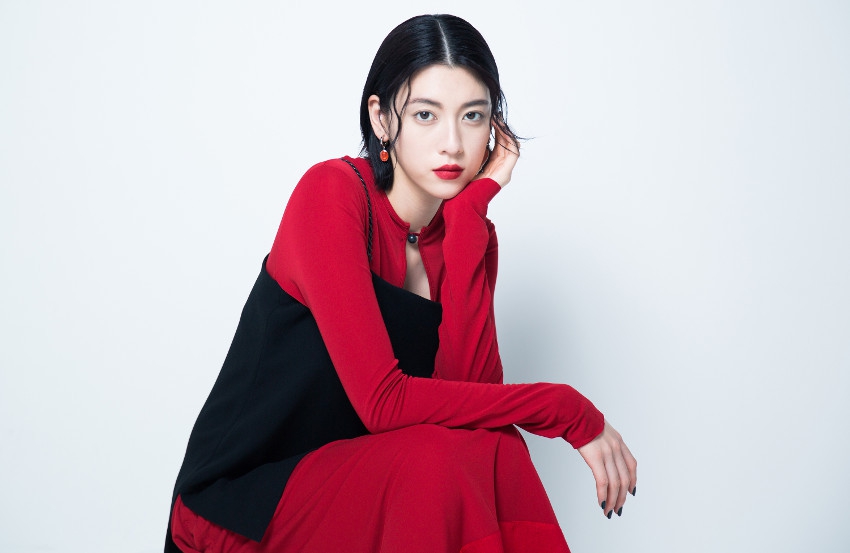 三吉彩花图片