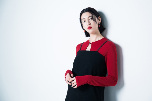 三吉彩花图片