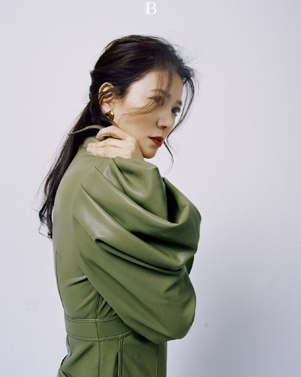 袁咏仪从容淡雅熟女风情妩媚迷人艺术写真图片