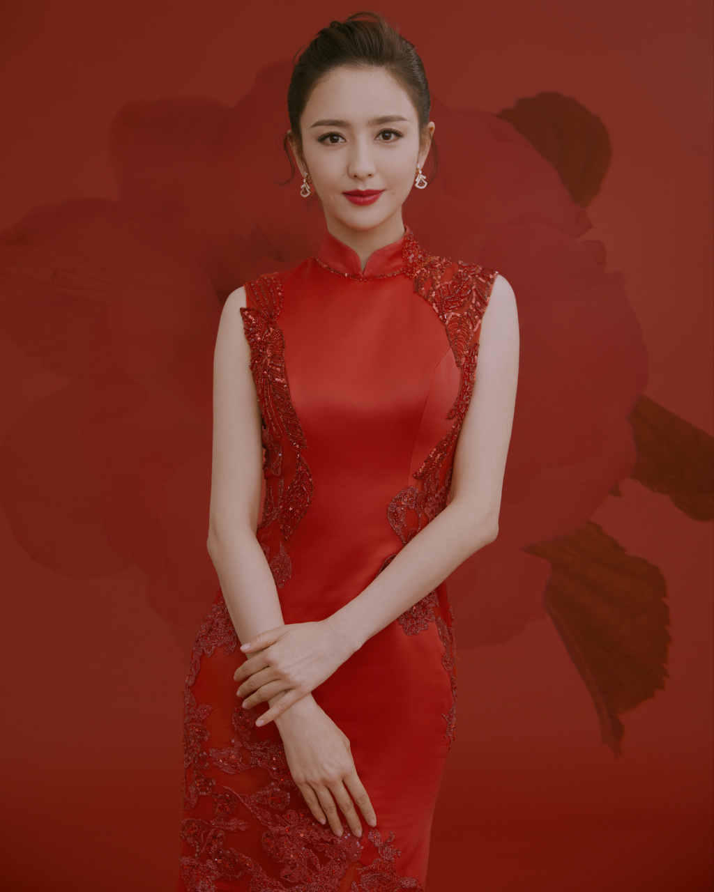 高清中国内地新疆伊犁影视女演员佟丽娅红色旗袍喜庆性感写真图片图片