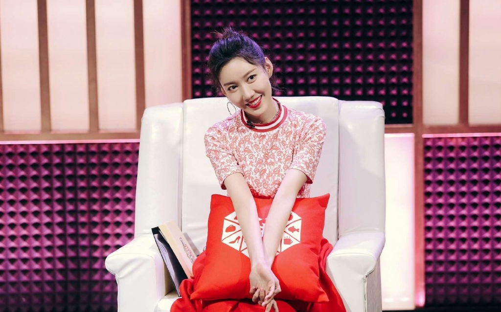 美女高露图片