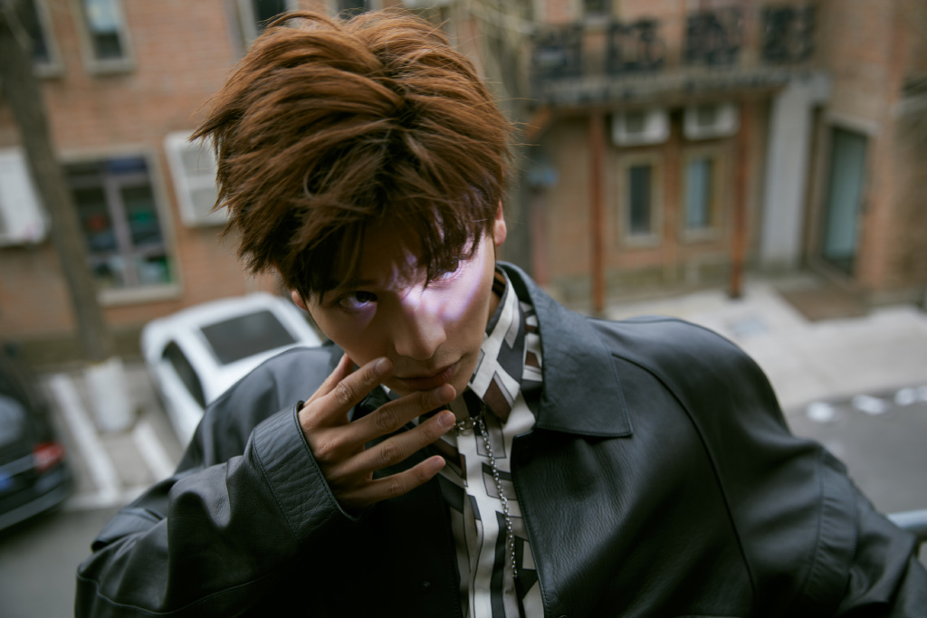 高清男明星姚弛黑色风衣帅气街拍写真图片