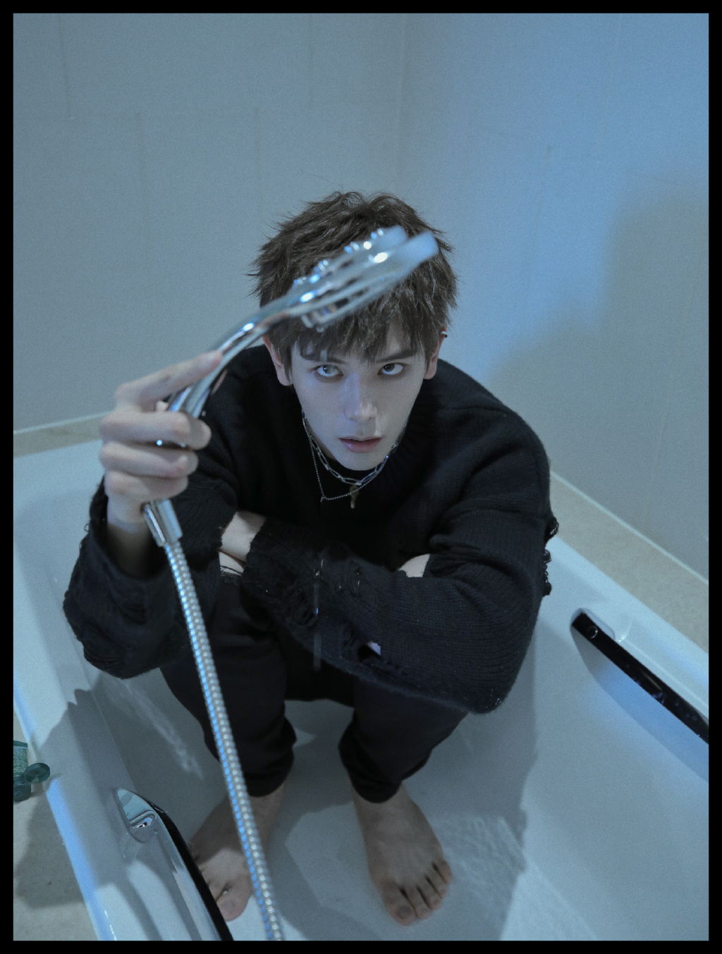 高清男明星姚弛黑色风衣帅气街拍写真图片