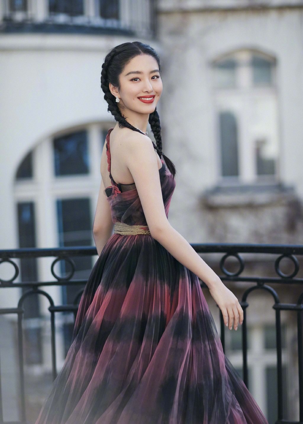 中国内地女演员、歌手、主持人杨采钰深V性感红色长裙写真高清图片图片