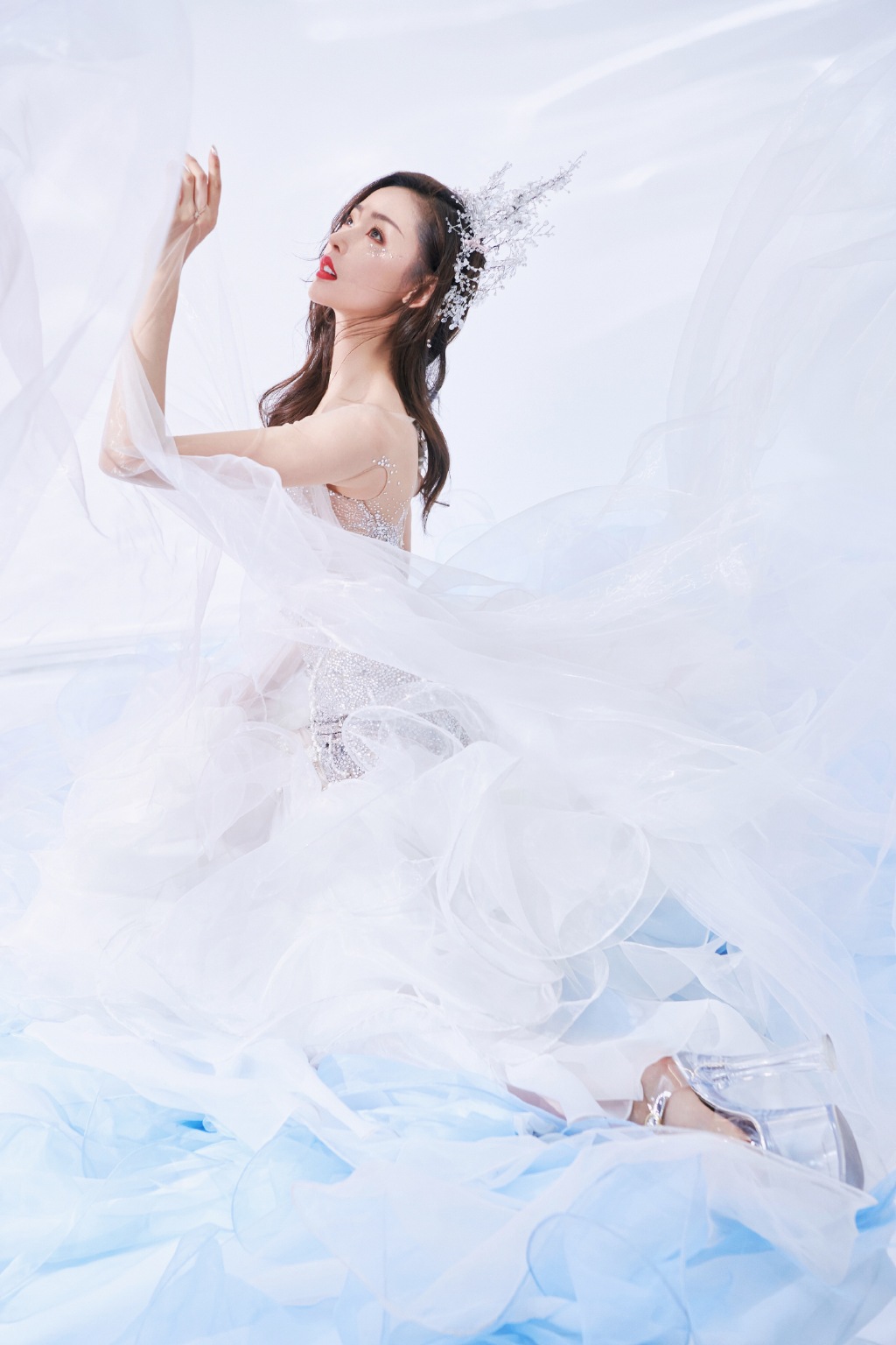 高清哈尔滨新生代女演员张天爱最新时尚杂志封面写真图片图片