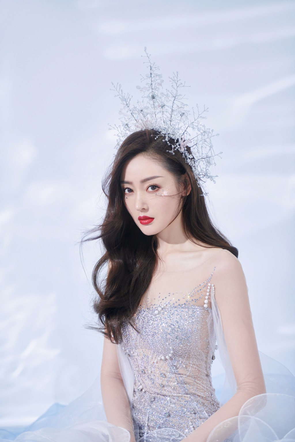 高清哈尔滨新生代女演员张天爱最新时尚杂志封面写真图片图片