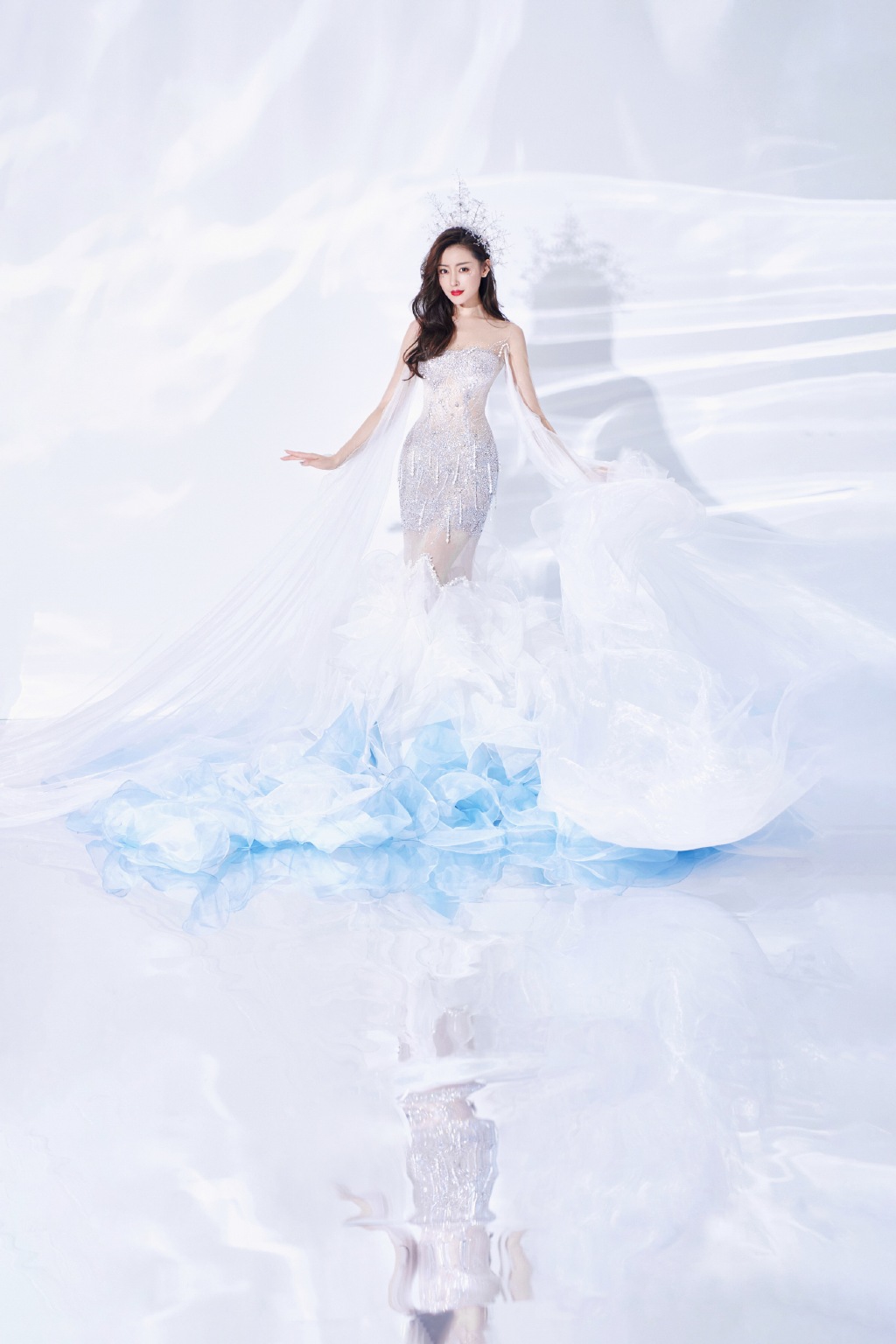 高清哈尔滨新生代女演员张天爱最新时尚杂志封面写真图片图片
