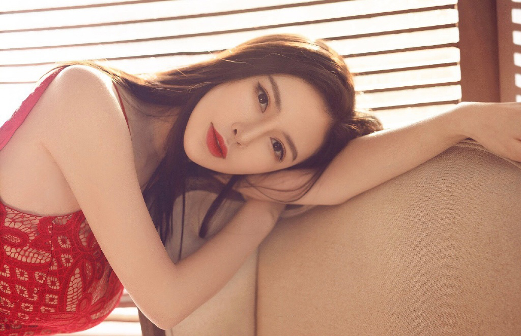 中国内地湖南长沙女演员李梦时尚魅力杂志写真大片图片