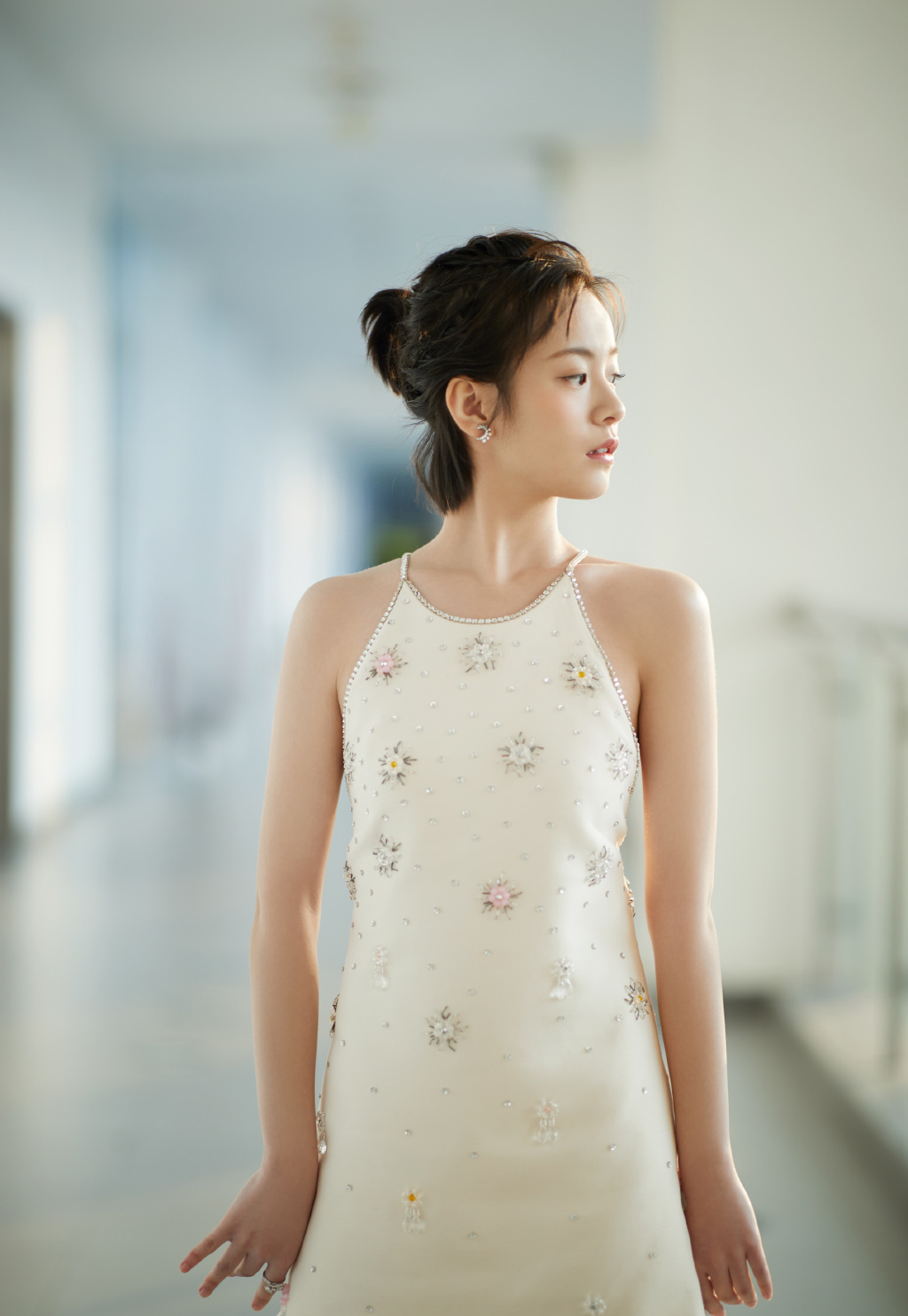 李庚希露背礼服性感写真图片