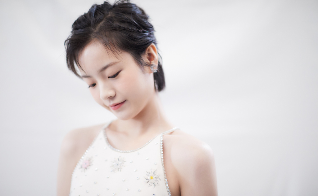 李庚希露背礼服性感写真图片