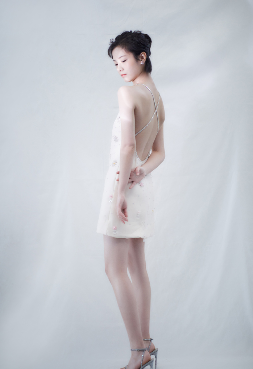 李庚希露背礼服性感写真图片