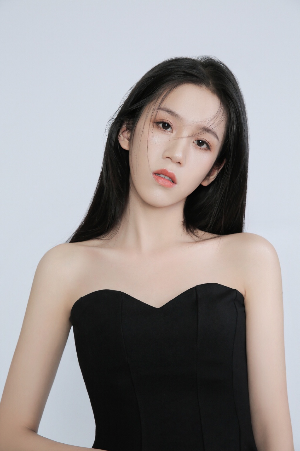 高清女星张琳艺抹胸裙性感写真图片图片