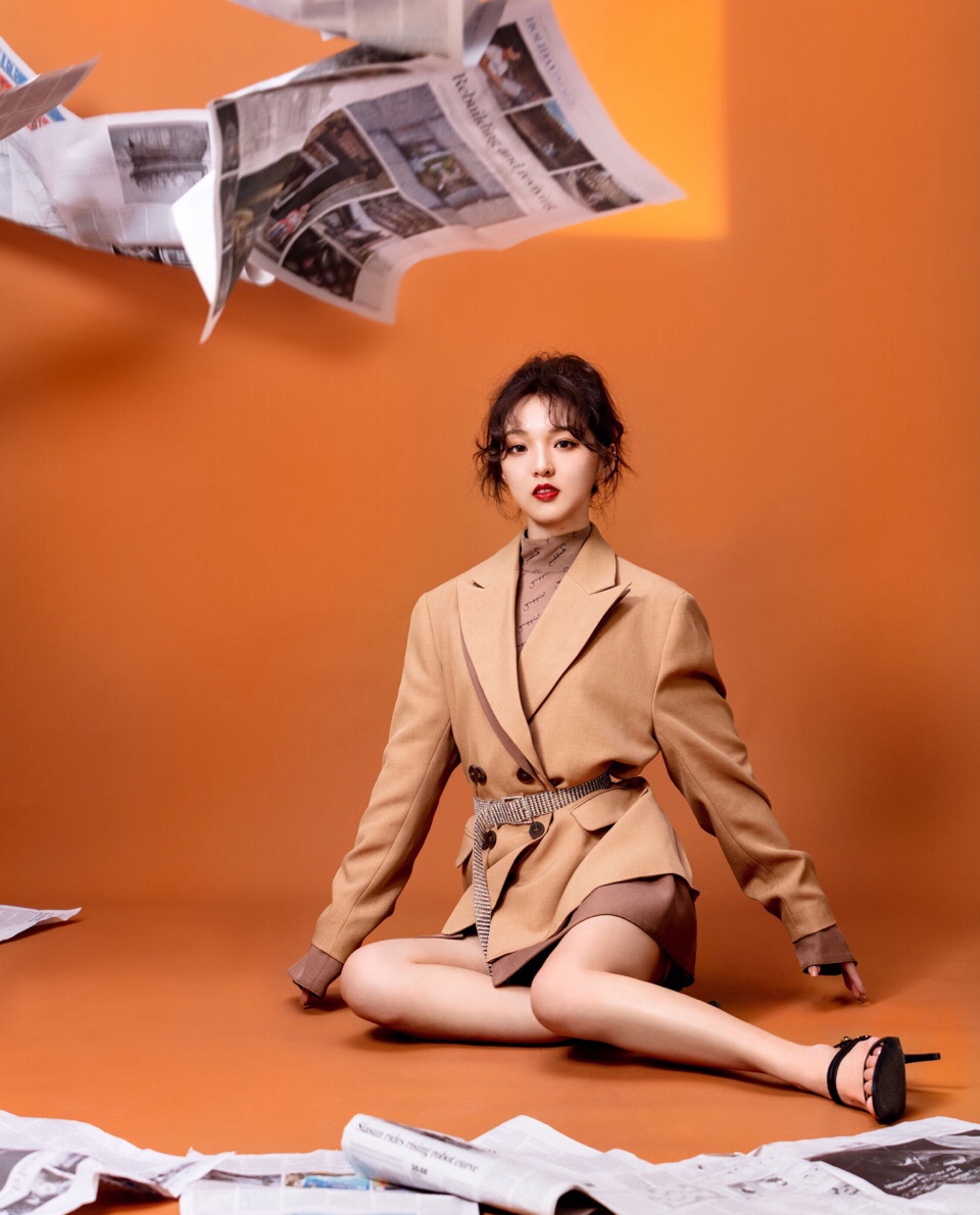 高清内陆美女星强东玥格纹裙优雅写真图片图片