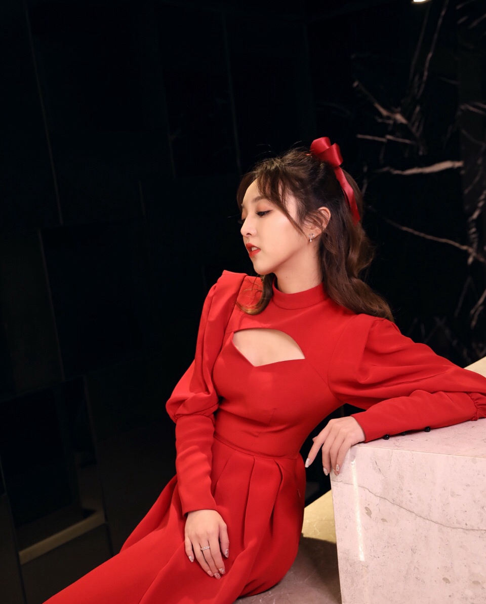 高清内陆美女星强东玥红色西装干练写真图片图片