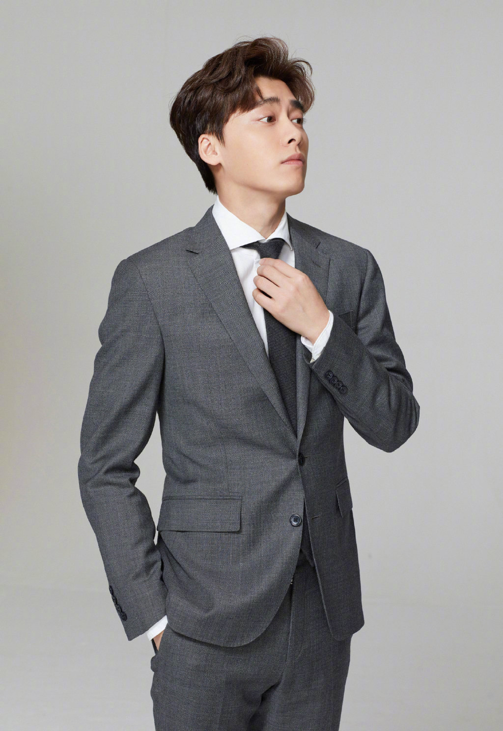 高清中国内地四川成都男演员帅气男神李易峰图片李易峰简约写真白衬衫男神演绎儒雅气质图片