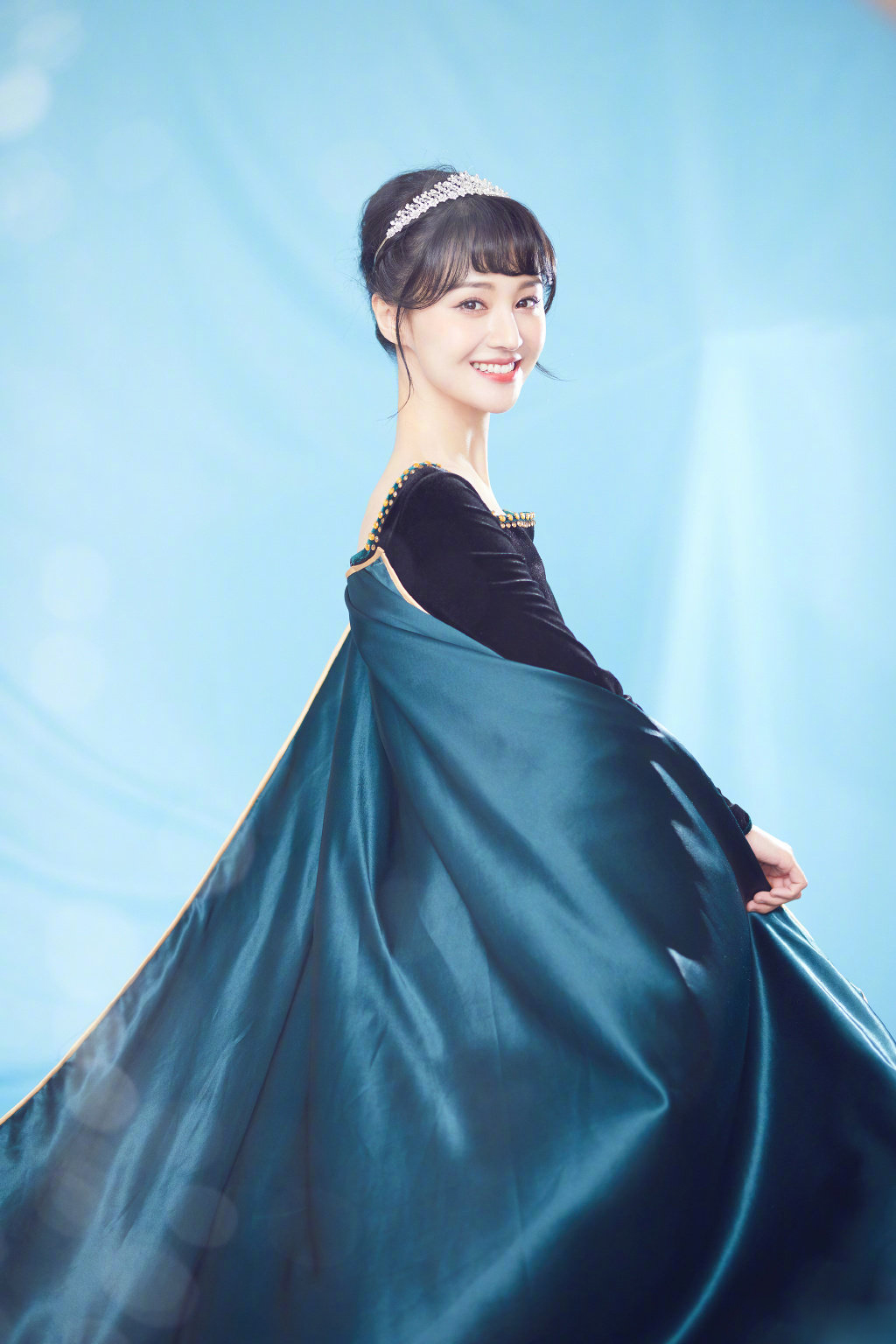 高清中国内地女演员郑爽泡面刘海清爽元气写真图片图片