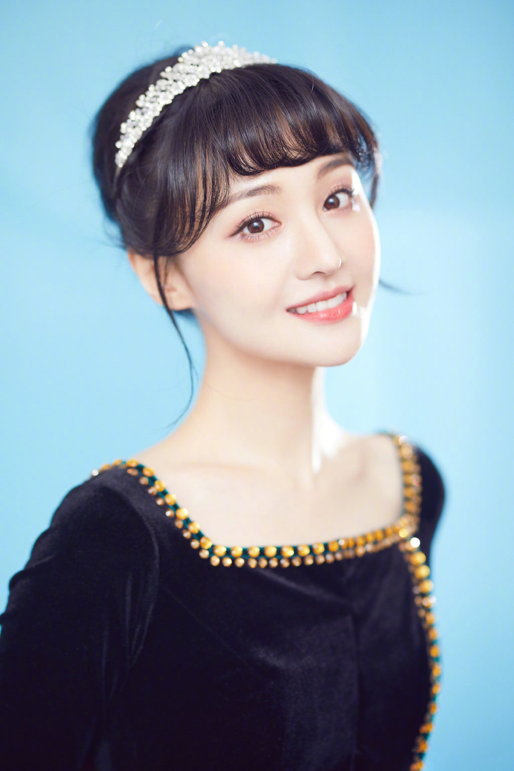 高清中国内地女演员郑爽泡面刘海清爽元气写真图片图片