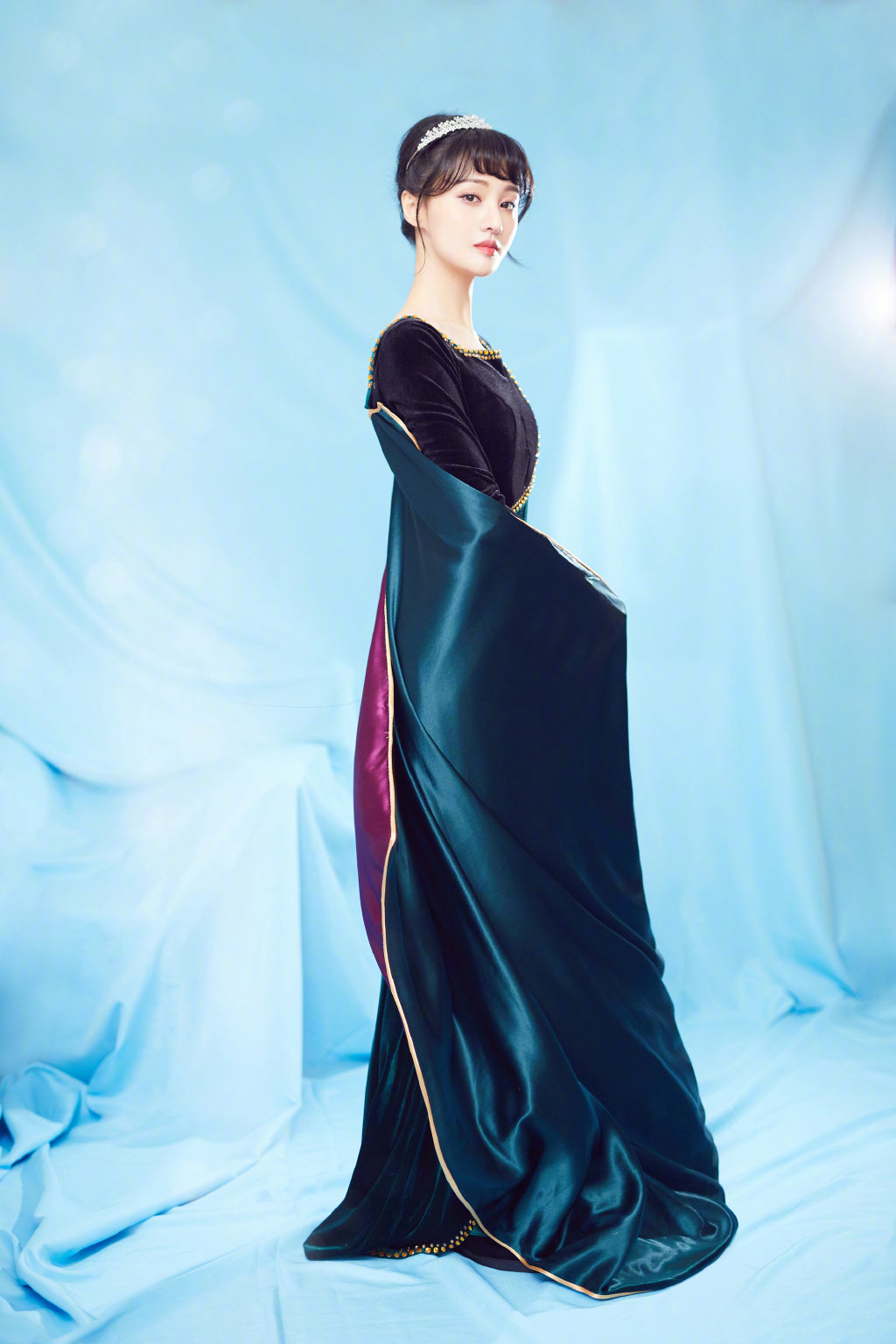 高清中国内地女演员郑爽泡面刘海清爽元气写真图片图片
