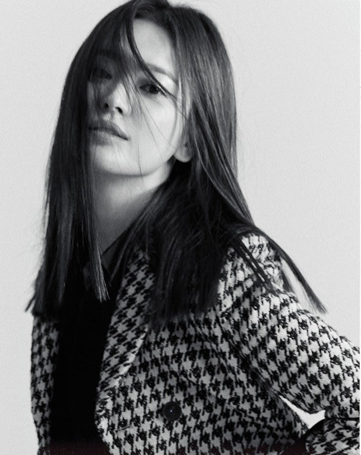 高清韩国大邱广域市女明显宋慧乔图片：亮相Burberry2017秋冬大秀现场图片图片