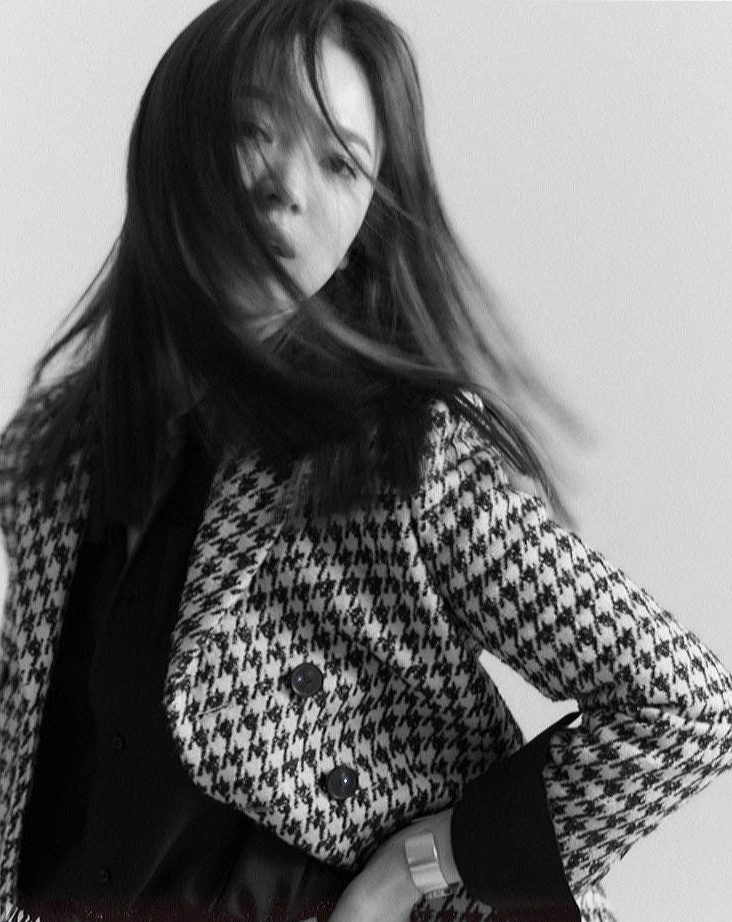 高清韩国大邱广域市女明显宋慧乔图片：亮相Burberry2017秋冬大秀现场图片图片