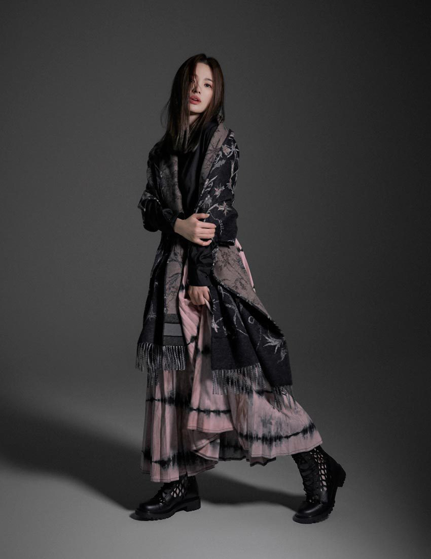 高清韩国大邱广域市女明显宋慧乔图片：亮相Burberry2017秋冬大秀现场图片图片