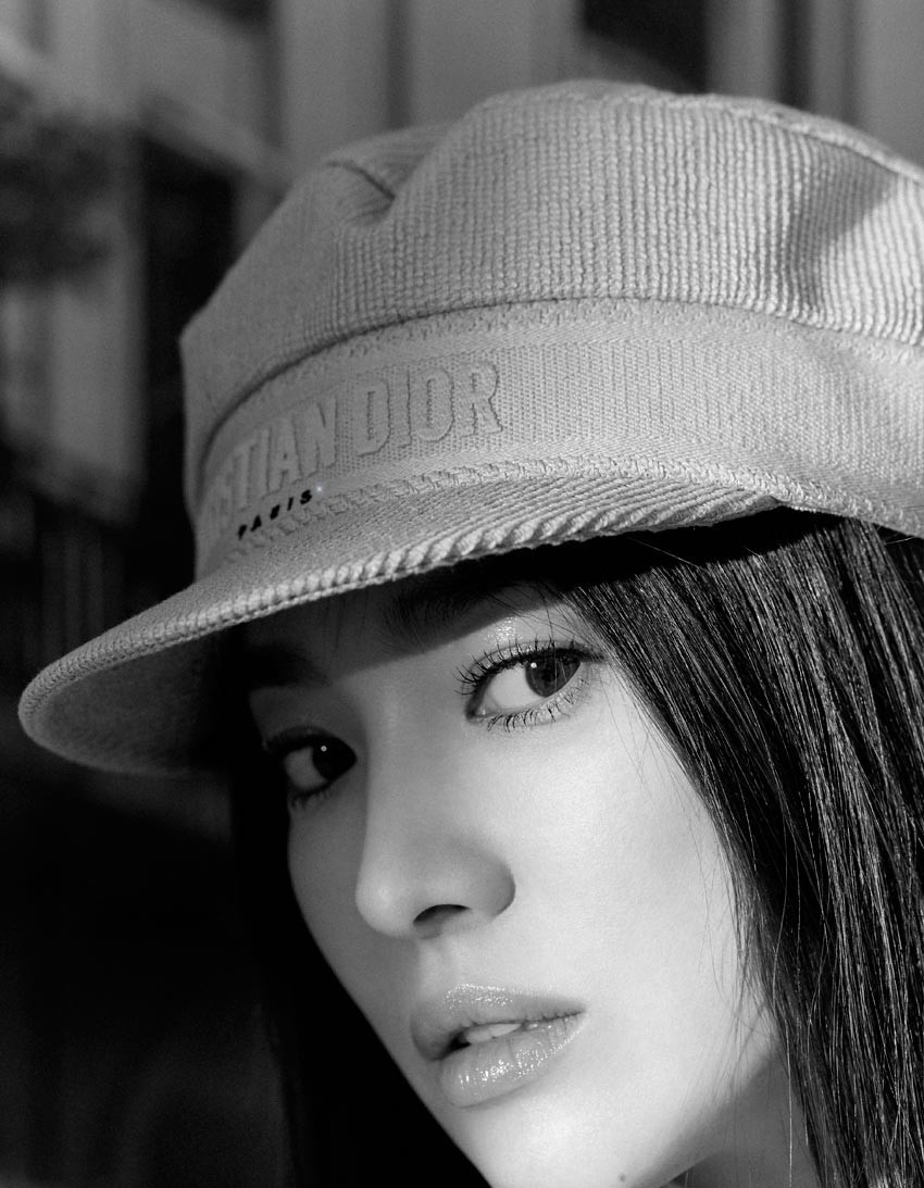 高清韩国大邱广域市女明显宋慧乔图片：亮相Burberry2017秋冬大秀现场图片图片