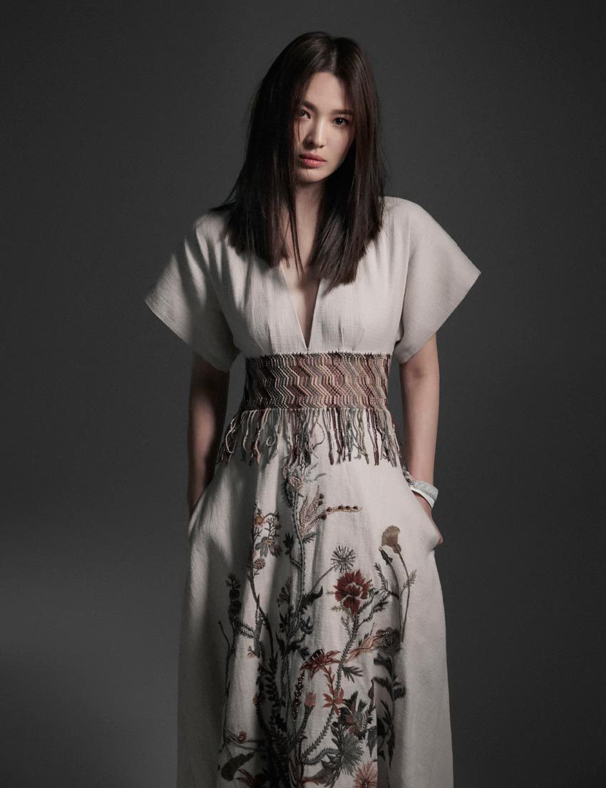 高清韩国大邱广域市女明显宋慧乔图片：亮相Burberry2017秋冬大秀现场图片图片