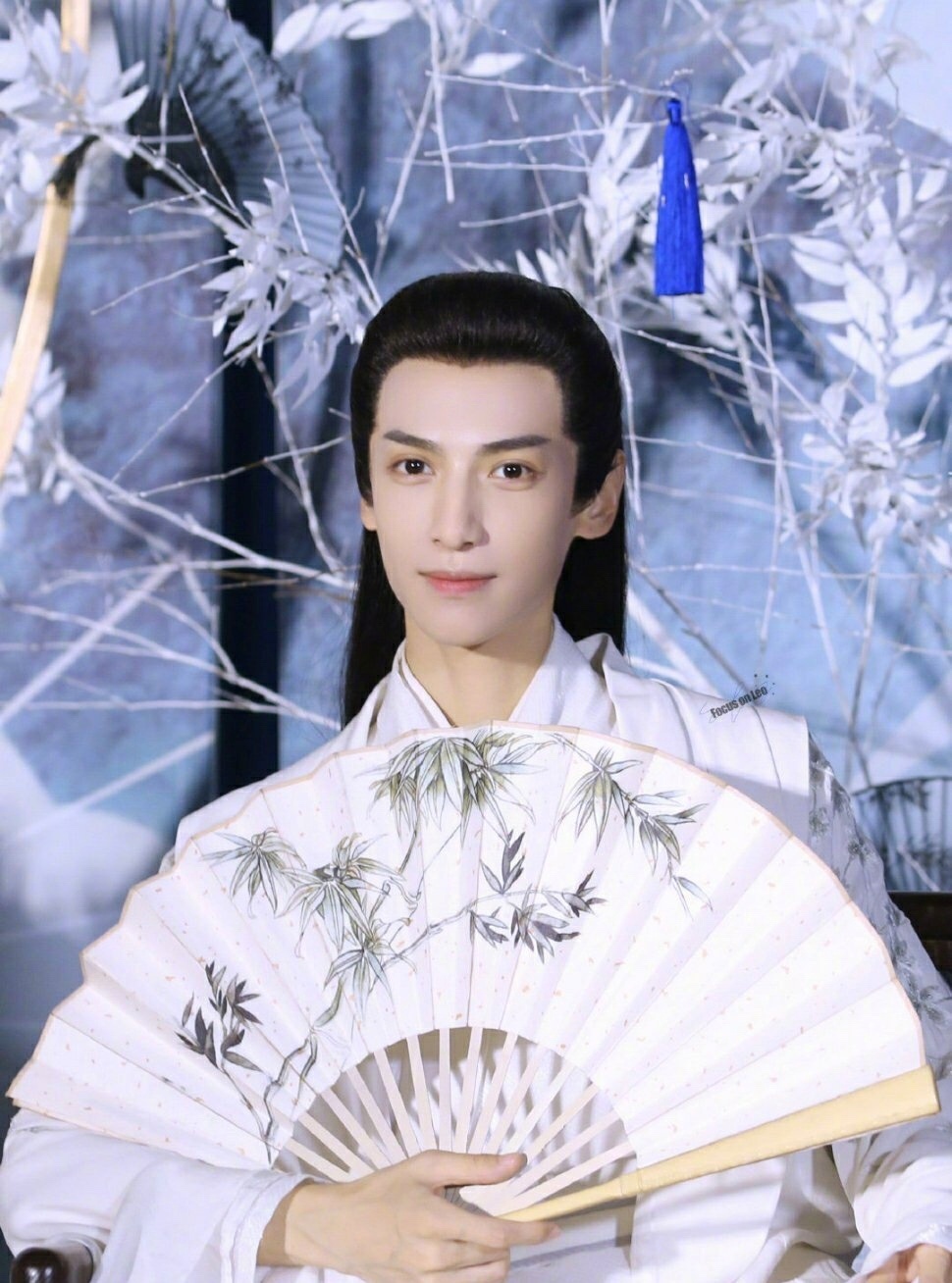 高清四川省成都男演员罗云熙《月上重火》白衣古装造型图片图片