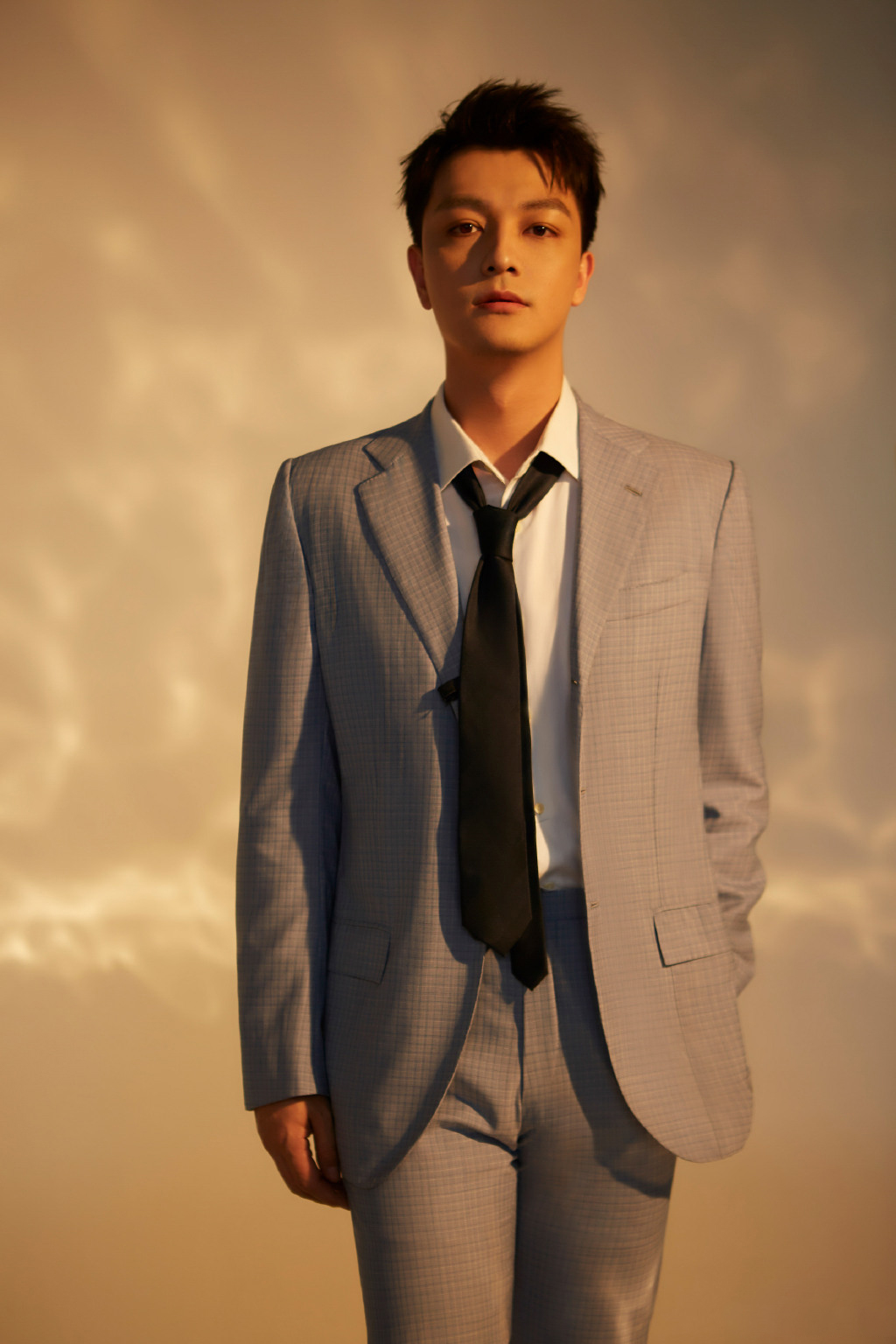 张晓谦灰色格子西装儒雅写真图片 张晓谦灰色格子西装儒雅写真图片