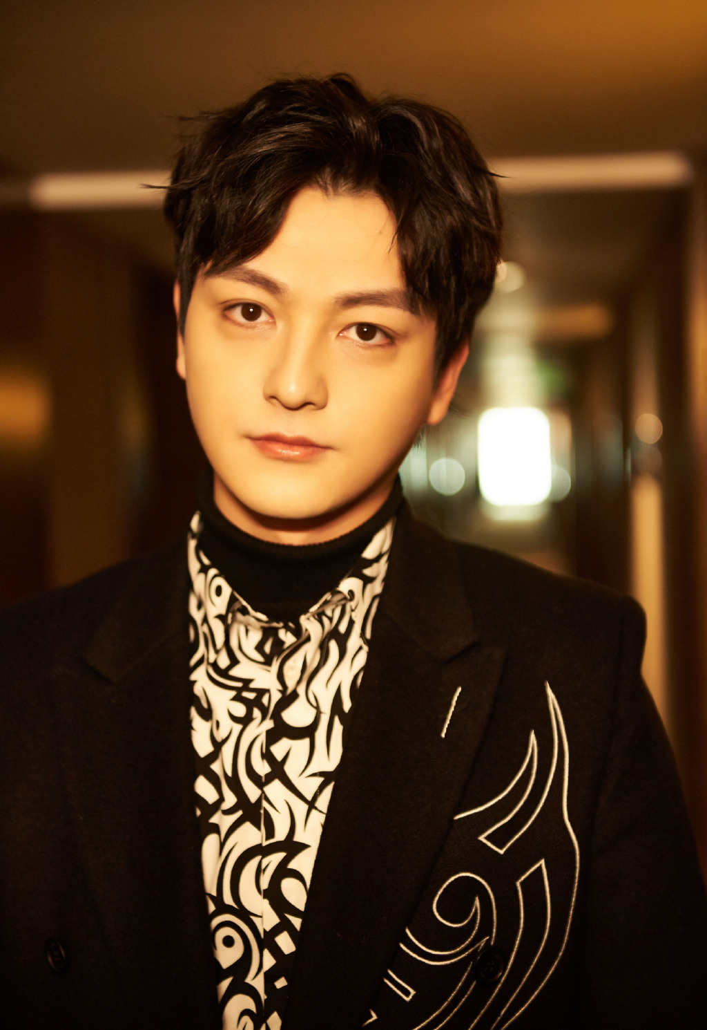 张晓谦灰色格子西装儒雅写真图片