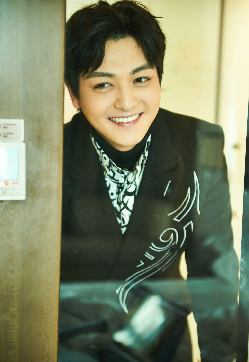 张晓谦灰色格子西装儒雅写真图片 张晓谦灰色格子西装儒雅写真图片