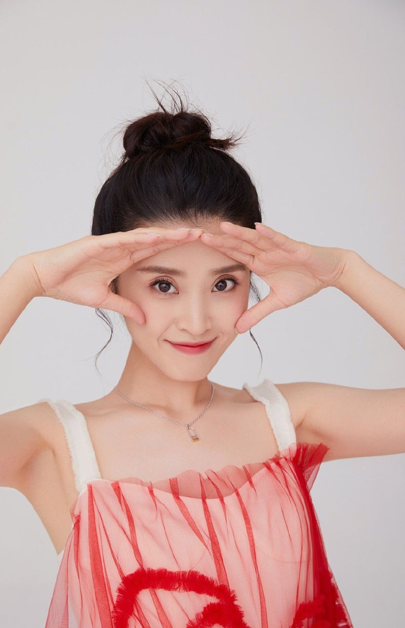 高清中国内地辽宁省丹东市东港女演员李若嘉甜美俏皮写真图片图片