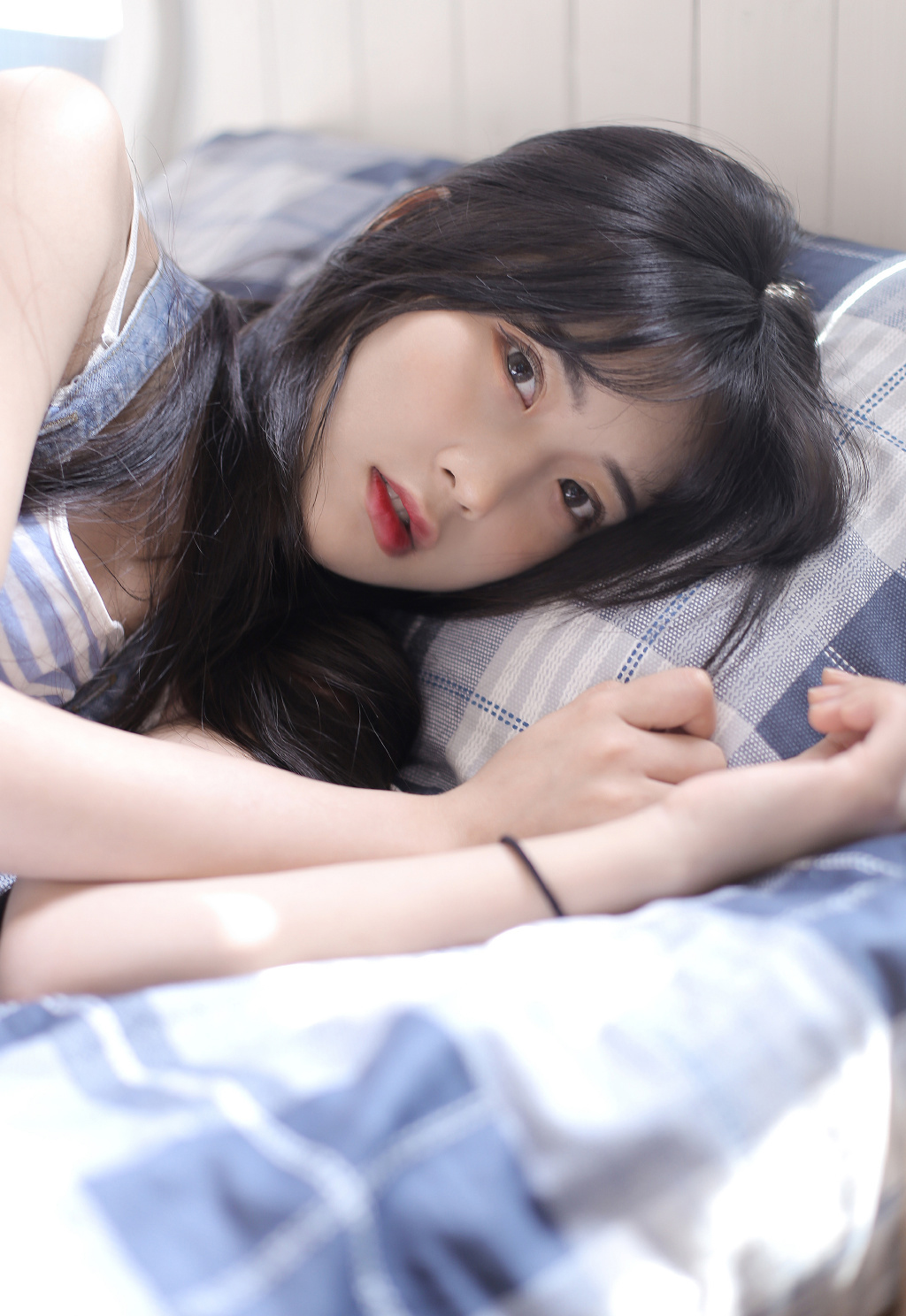 谭维维直发红唇性感写真图片图片