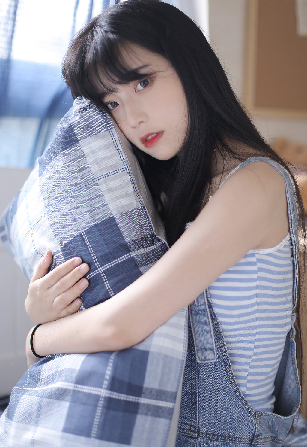 谭维维直发红唇性感写真图片图片