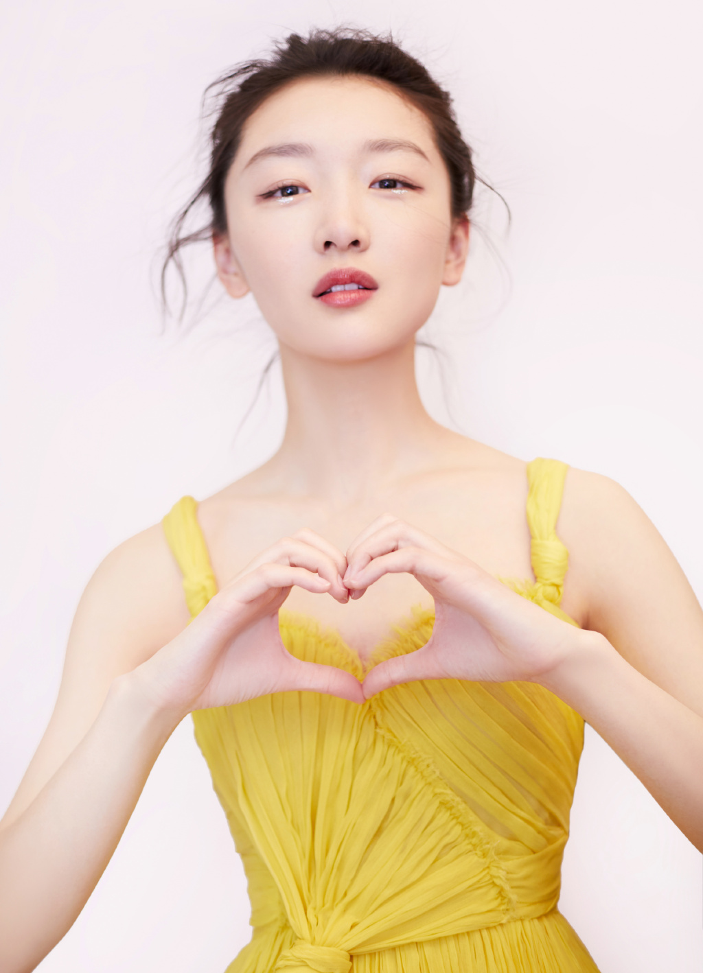 高清中国内地影视河北省石家庄女演员周冬雨清纯靓丽写真天真无邪图片