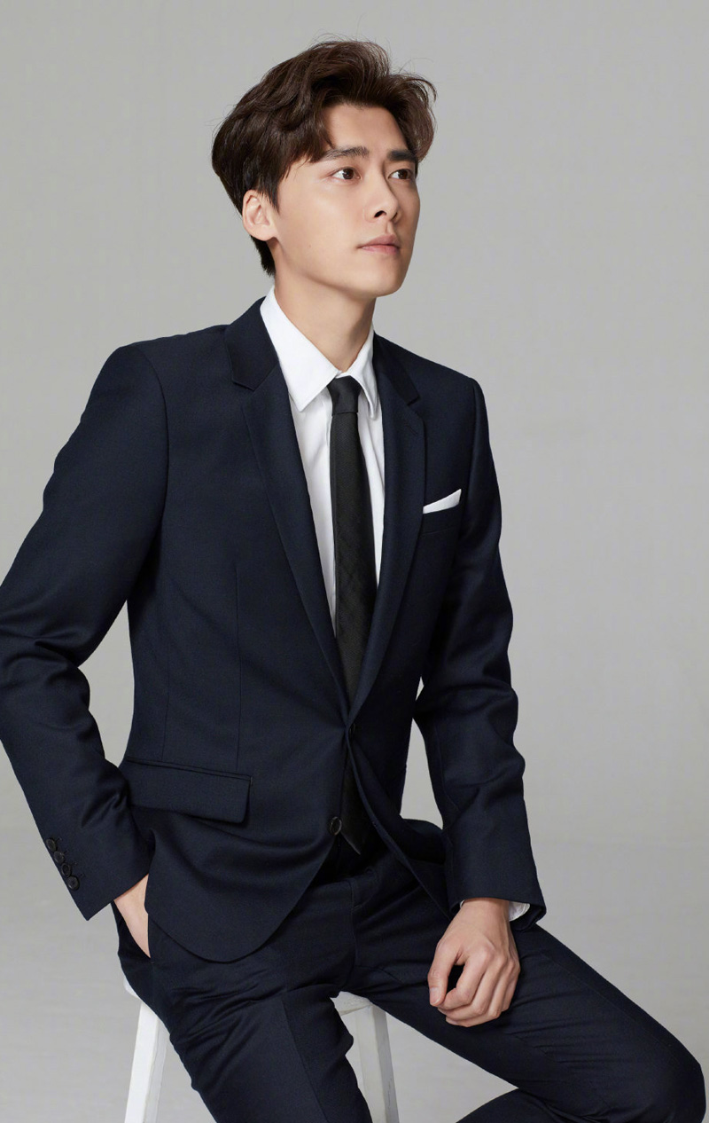 高清中国内地四川成都男演员帅气男神李易峰图片李易峰简约写真白衬衫男神演绎儒雅气质图片