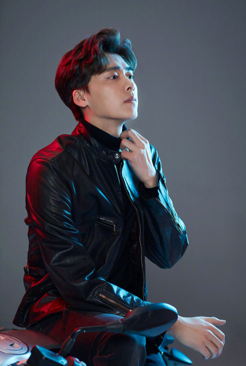 高清中国内地四川成都男演员帅气男神李易峰图片李易峰简约写真白衬衫男神演绎儒雅气质图片