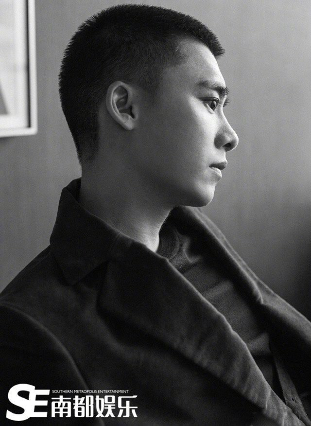 高清中国内地四川成都男演员帅气男神李易峰图片李易峰简约写真白衬衫男神演绎儒雅气质图片