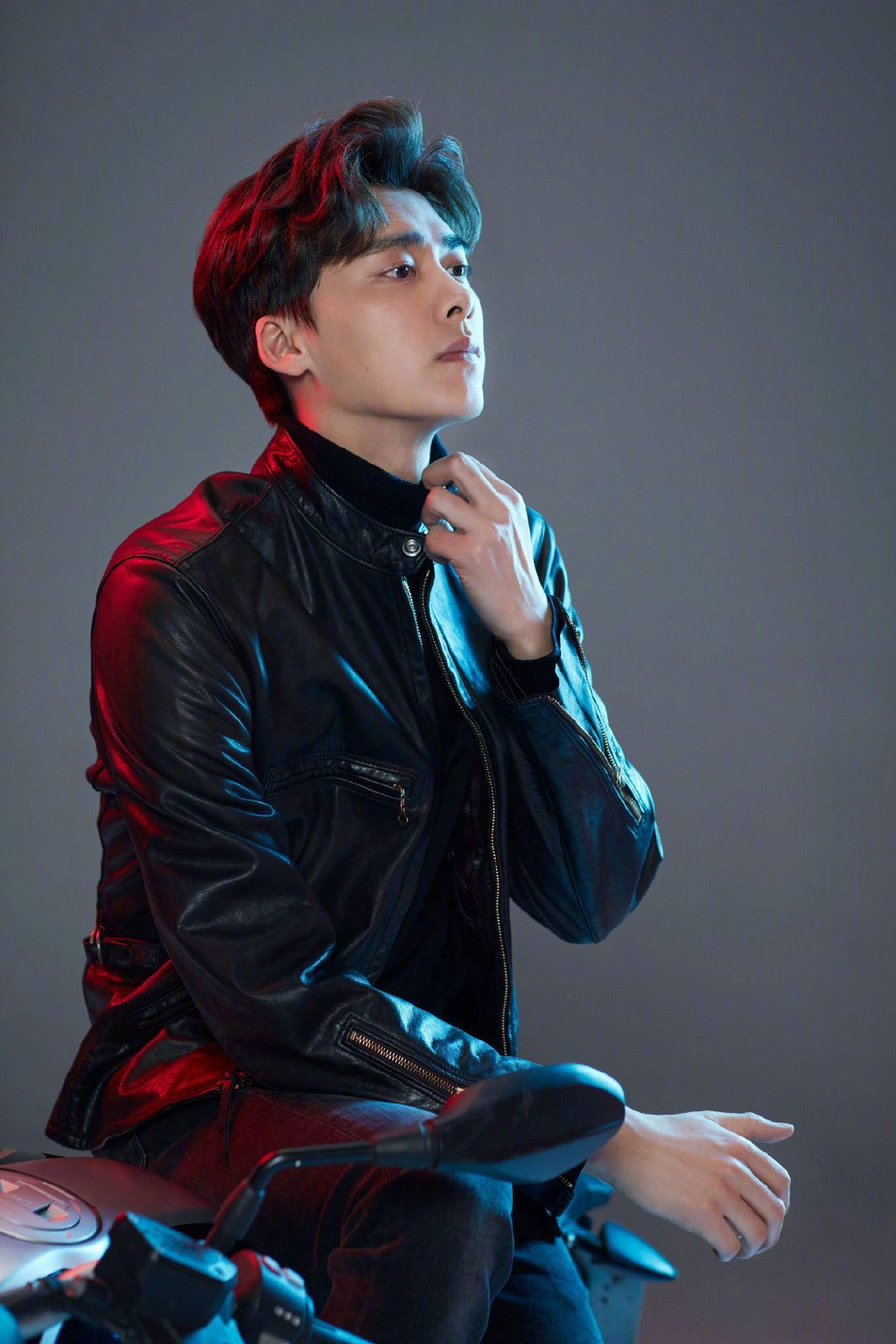 高清中国内地四川成都男演员帅气男神李易峰图片李易峰简约写真白衬衫男神演绎儒雅气质图片