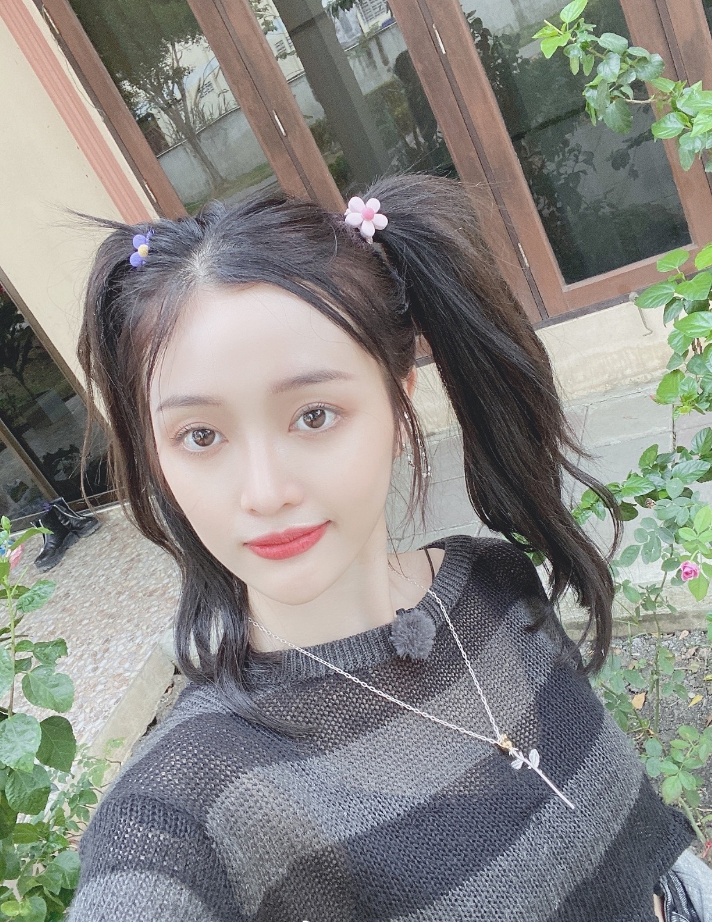 高清女明星吴宣仪银色极光裙性感写真图片图片