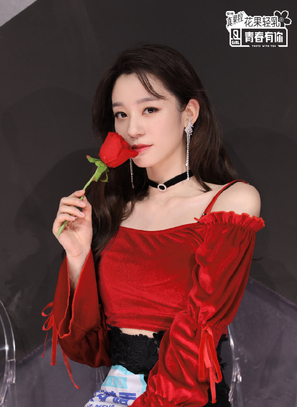 中国大陆女模特周扬青灰色大衣性感街拍图片图片